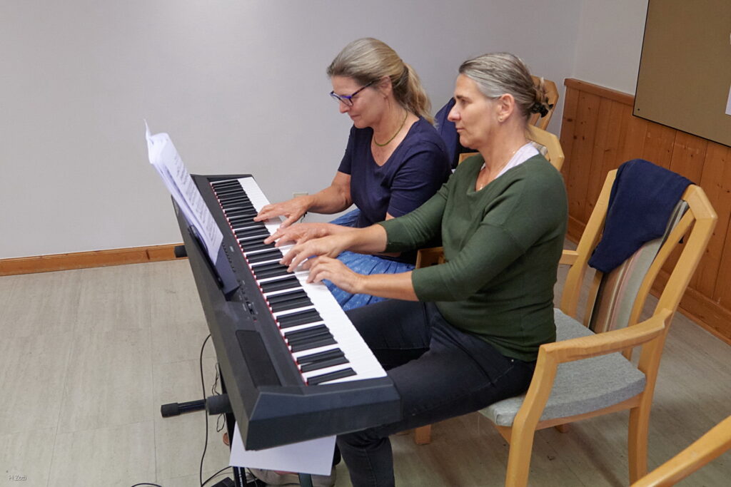 Else und Kathi am Piano