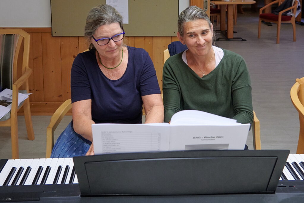 Else und Kathi am Piano